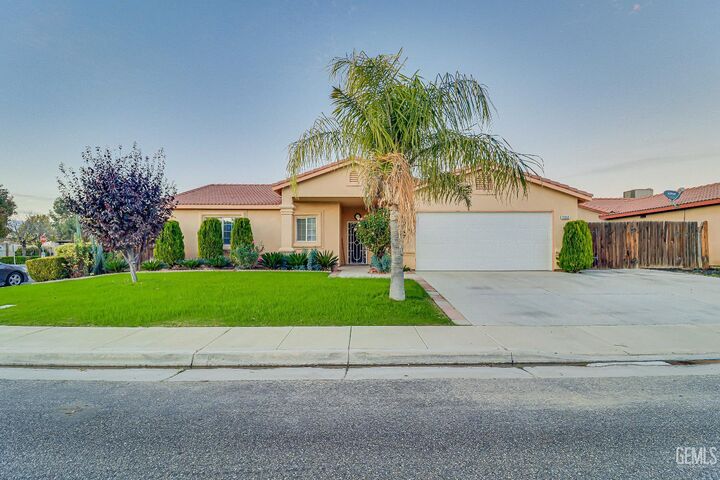 5002 Mar Grande Drive  Bakersfield CA 93307 photo