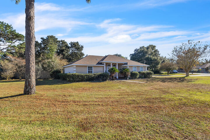 Property Photo: 2106 Citrus Drive FL 32566