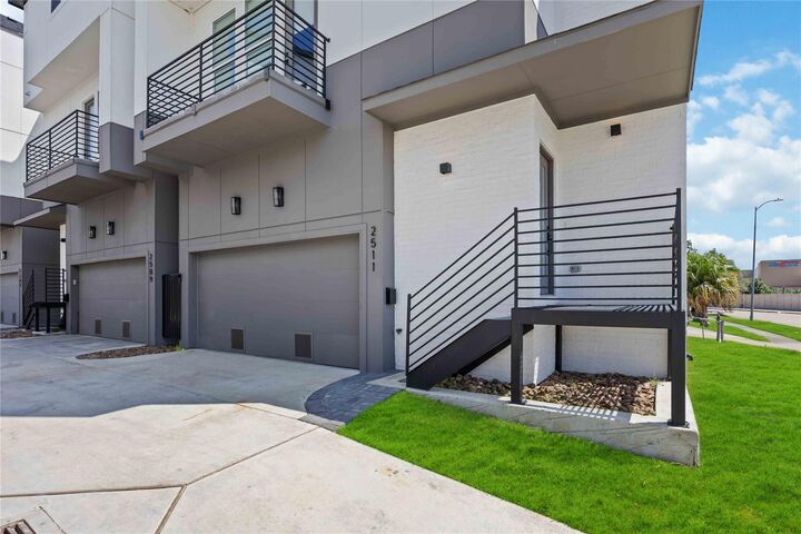 Property Photo: 2511 N Macgregor Way TX 77004