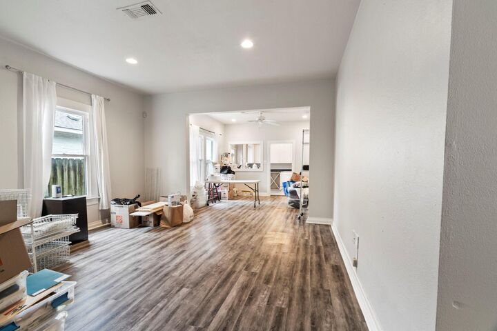 Property Photo: 909 Bayland Avenue TX 77009