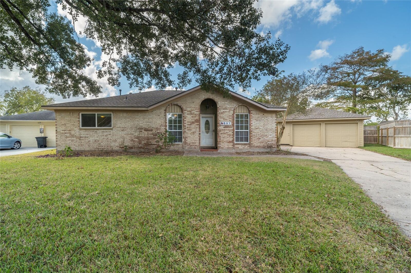 Property Photo:  607 Francis Ct Court  TX 77573 