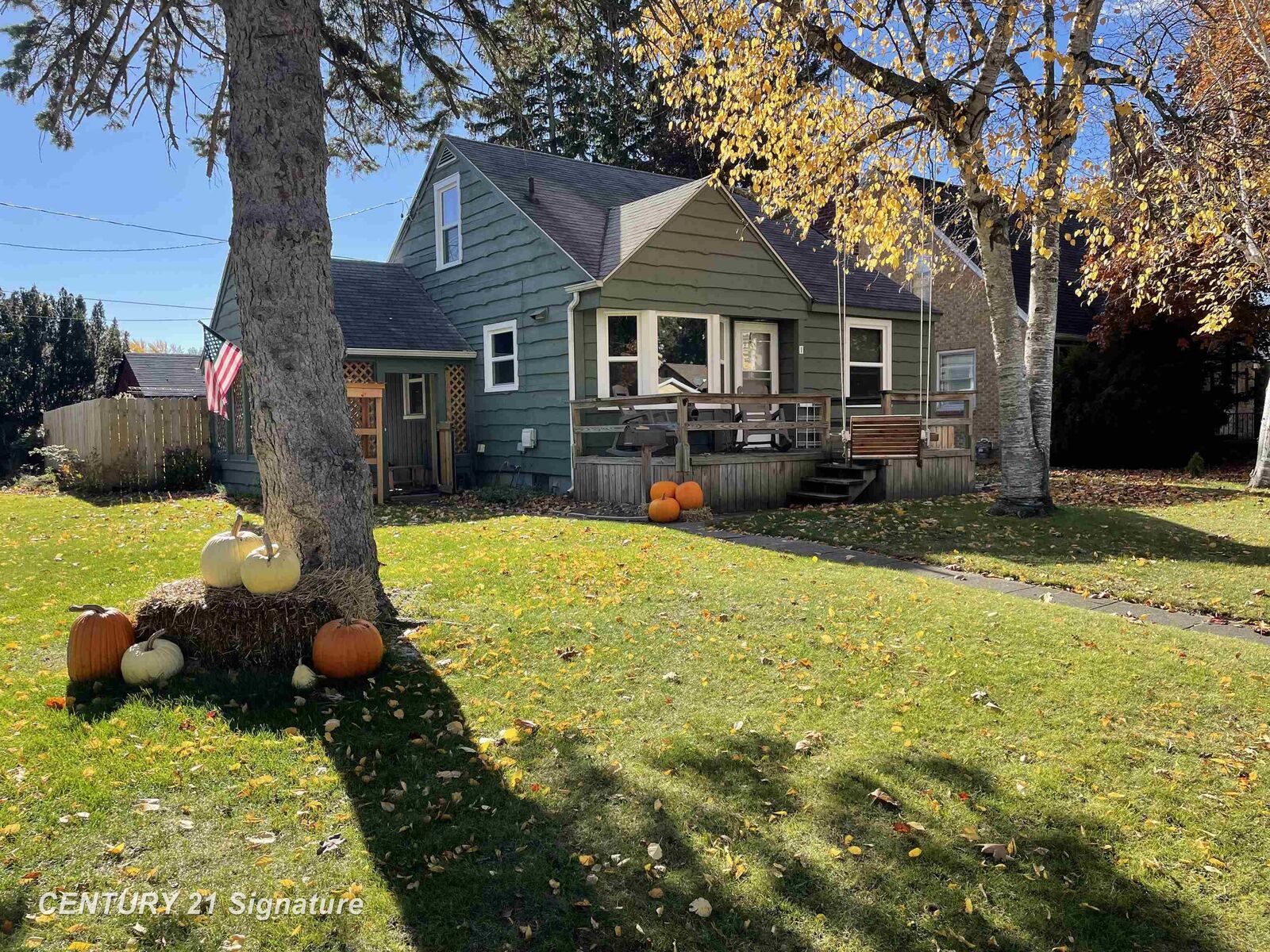 Property Photo: 1 Northlawn Court MI 48602