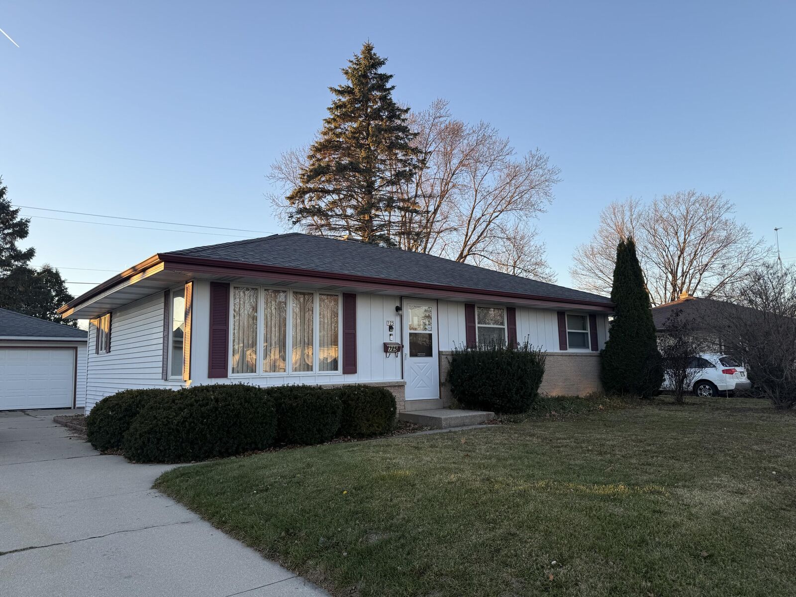 Property Photo:  725 Harker Ave  WI 53027 