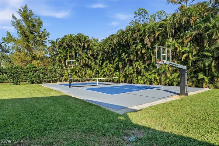 Property Photo: 6260 Waxmyrtle Way FL 34109