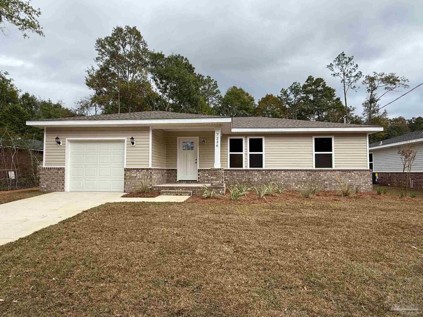 Property Photo: 7236 Par Ln FL 32570