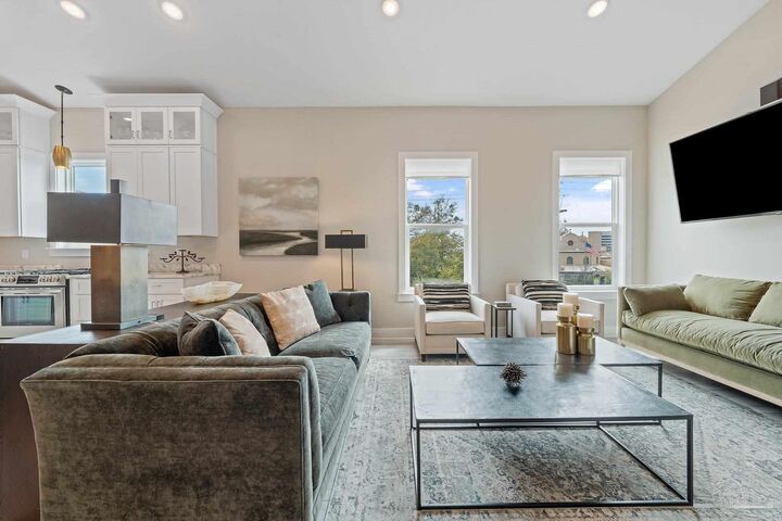 Property Photo:  400 N Palafox St  FL 32501 