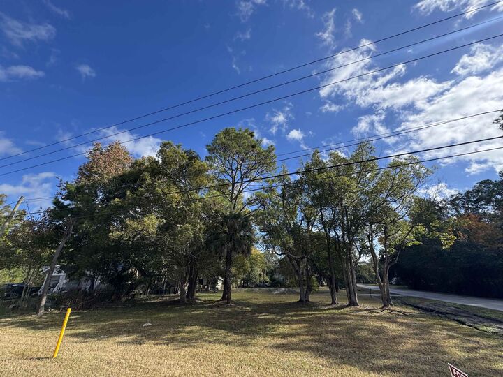 Property Photo: 14520 N Main St FL 32218