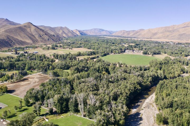 Property Photo:  113  117 Lower Broadford Rd  ID 83313 