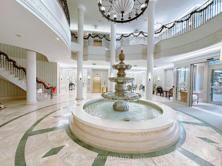 Property Photo:  35 Kingsbridge Garden Circle 2201  ON L5R 3Z5 