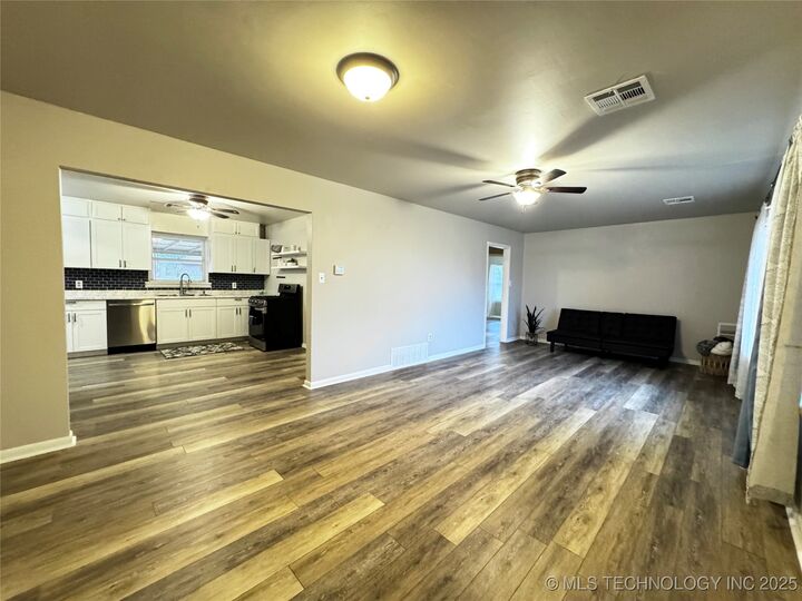 Property Photo:  1436 E Broadway Street  OK 74023 
