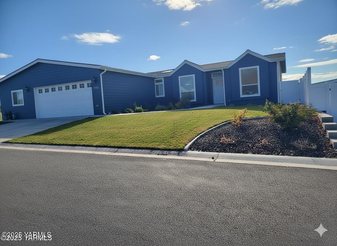 Property Photo:  200 Bridle Way  WA 98901 