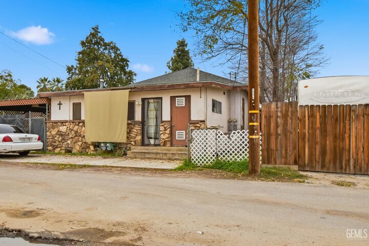 Property Photo: 2106 E Street CA 93301