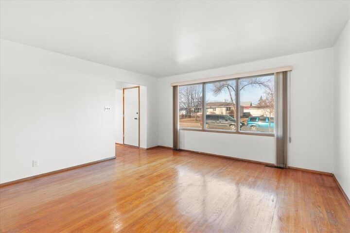 Property Photo:  618 Coldstream Avenue  MB R2C 0N5 