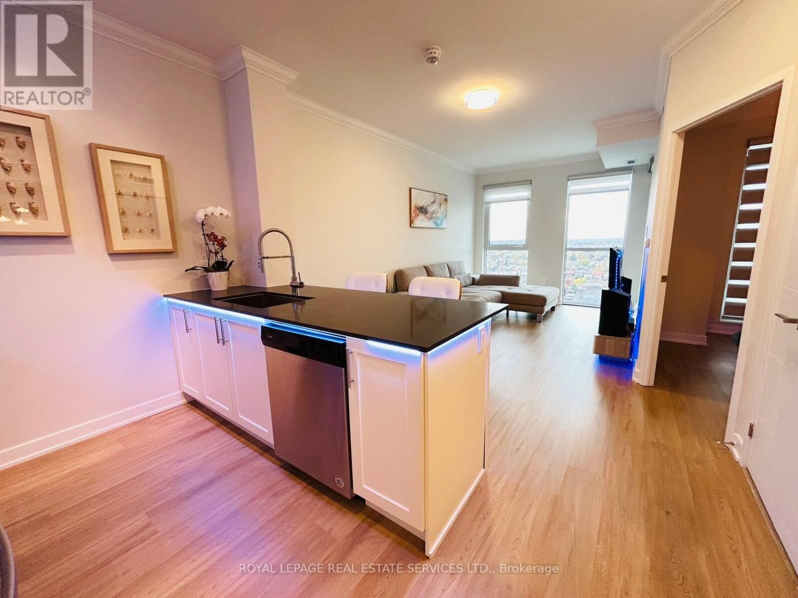 Property Photo:  4085 Parkside Village Drive 1601  ON L5B 0K9 