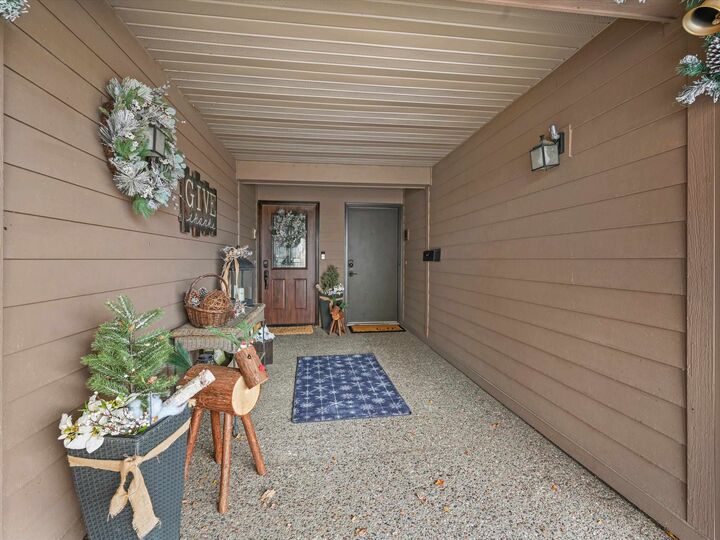 Property Photo:  832 Stone Ridge Place  IA 52001 