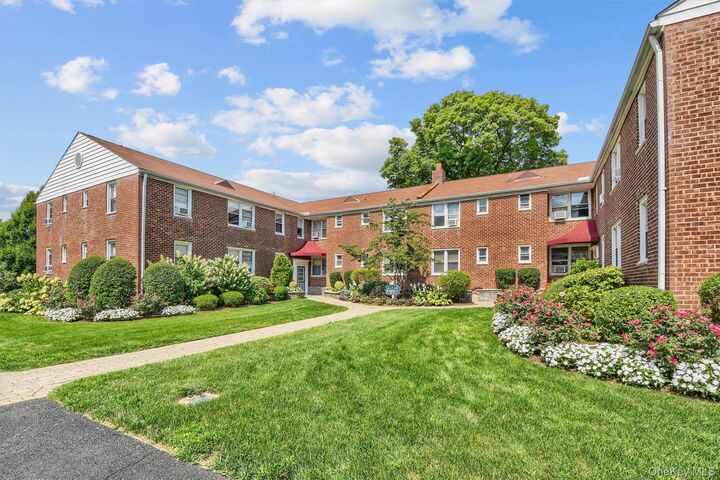 Property Photo: 6 Bryant Crescent 1H NY 10605