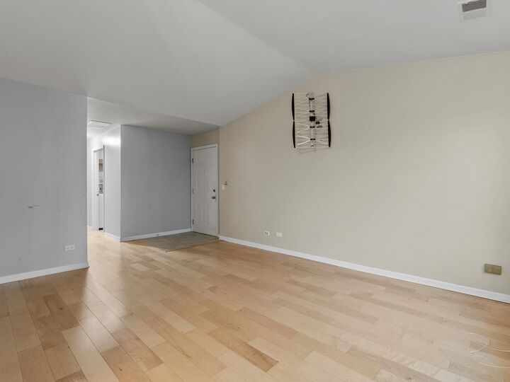 Property Photo: 1106 Stratford Court C IL 60120