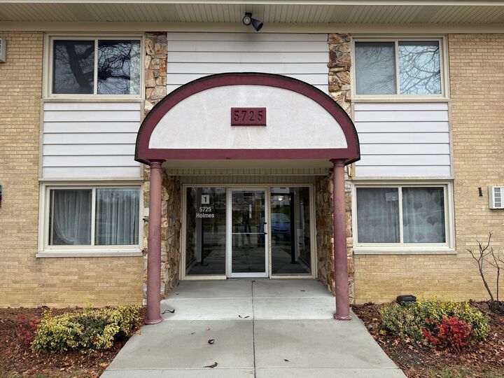 5725 Holmes Avenue 15  Clarendon Hills IL 60514 photo