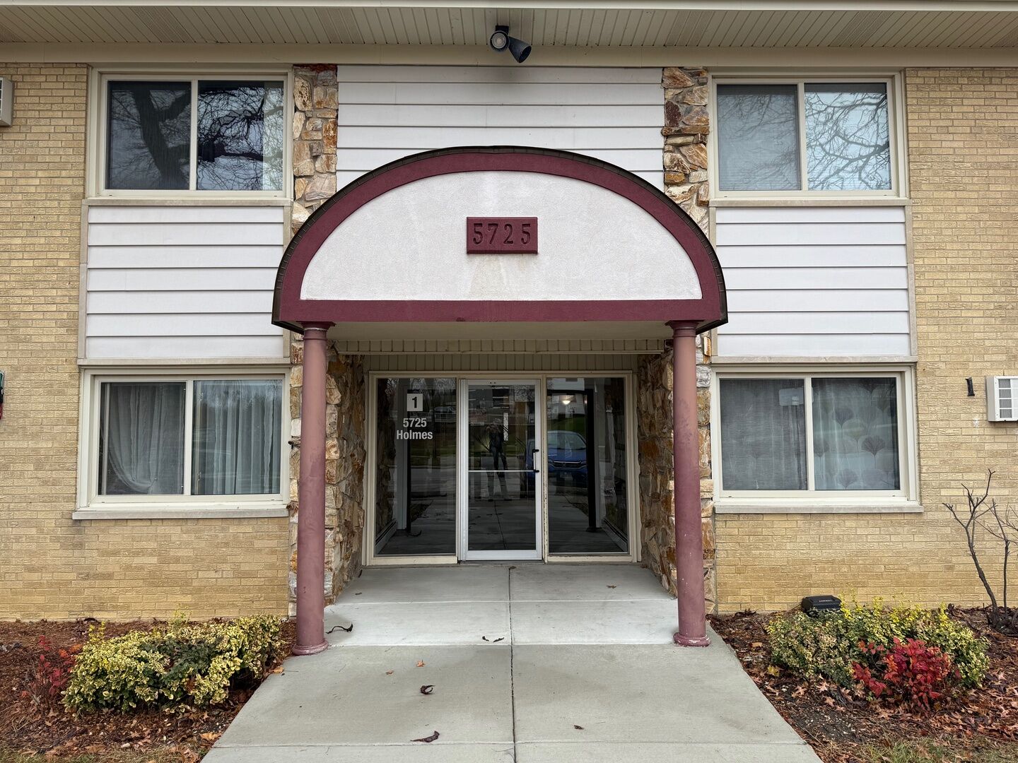 Property Photo: 5725 Holmes Avenue 15 IL 60514