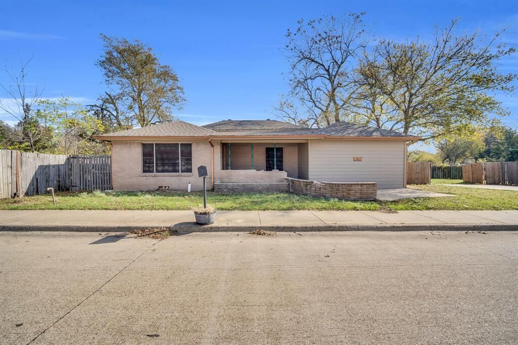 Property Photo:  316 S 5th Street  TX 76065 