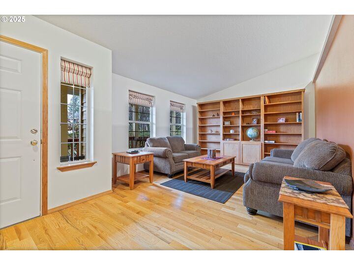 Property Photo:  621 SE 11th Cir  OR 97060 