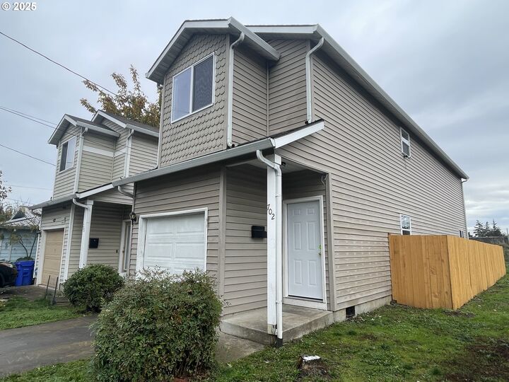 Property Photo:  702 NE 94th Ave  OR 97220 