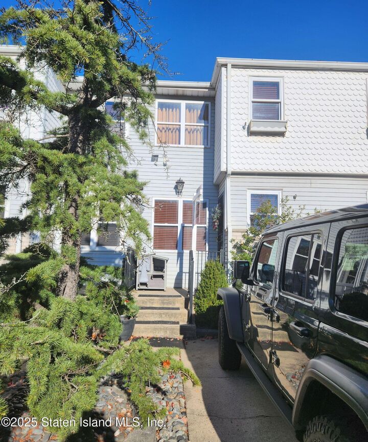 Property Photo:  17 Lorraine Loop  NY 10309 