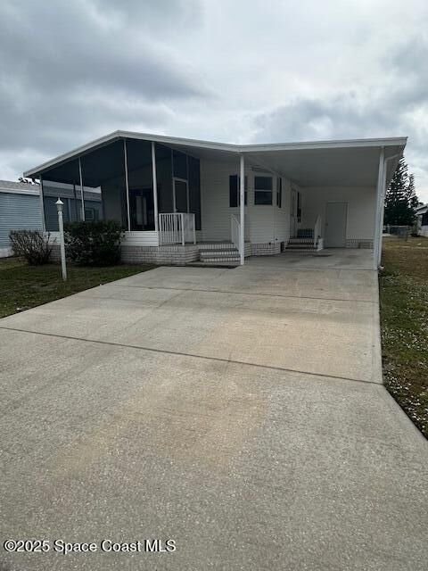 Property Photo: 622 Papaya Circle FL 32976