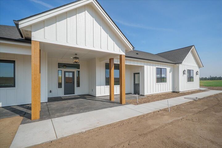 Property Photo: 15141 S Andrus Rd WA 99004