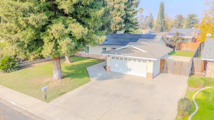Property Photo: 1136 W Seeger Avenue CA 93277