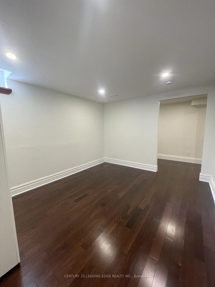 Property Photo:  1000 Lovingston Crescent  ON L4W 3K8 