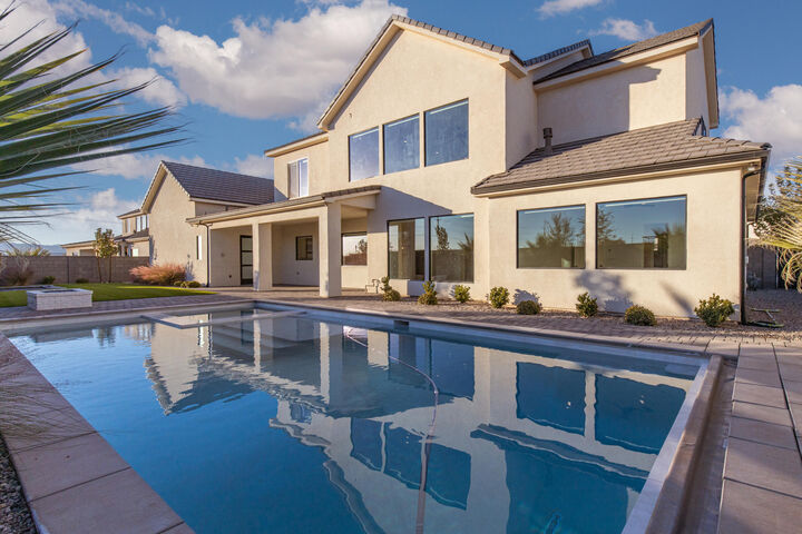 Property Photo:  624 E Pine St  UT 84780 