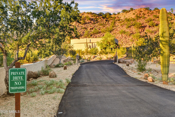 Property Photo: 8812 E Palm Lane AZ 85207