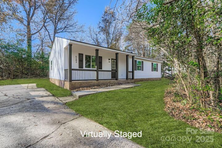 Property Photo:  6104 Bridlewood Lane  NC 28215 