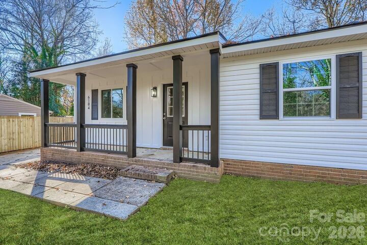 Property Photo:  6104 Bridlewood Lane  NC 28215 