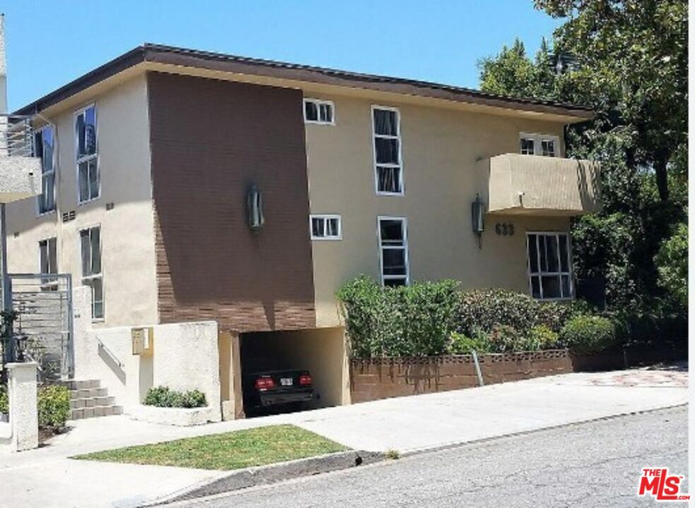 Property Photo:  633 N Sweetzer Ave  CA 90048 
