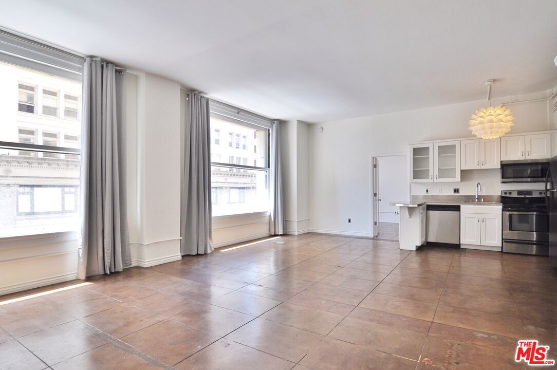 Property Photo: 215 W 7th St CA 90014