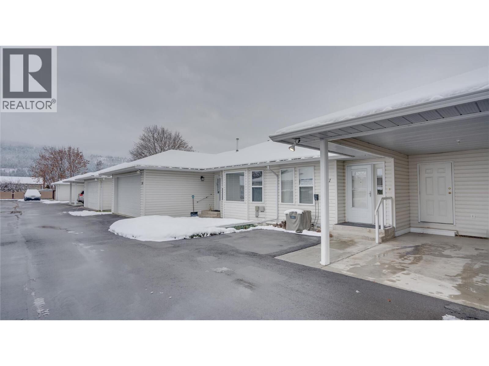 Property Photo:  501 Kildonan Avenue 11  BC V0E 1V2 