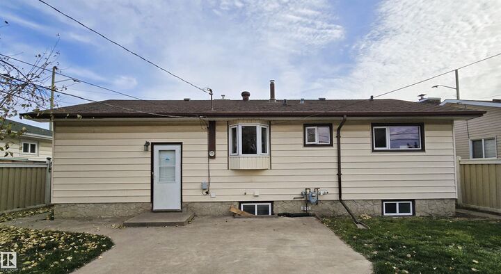 Property Photo:  8708 Meadowlark Road NW  AB T5R 5W4 