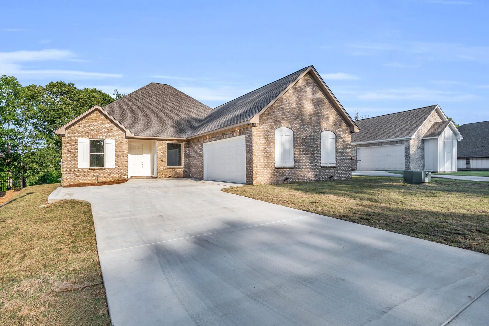 Property Photo: 216 E Briar Lake Dr MS 39759