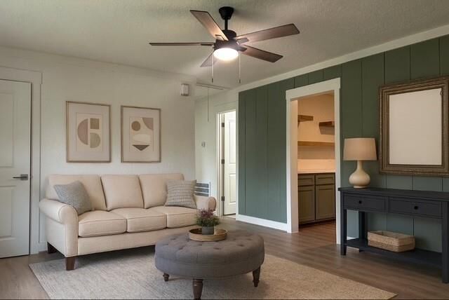 Property Photo:  923 W 9th Street  TX 77541 