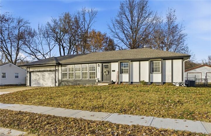 Property Photo:  504 E Oak Street  KS 66061 