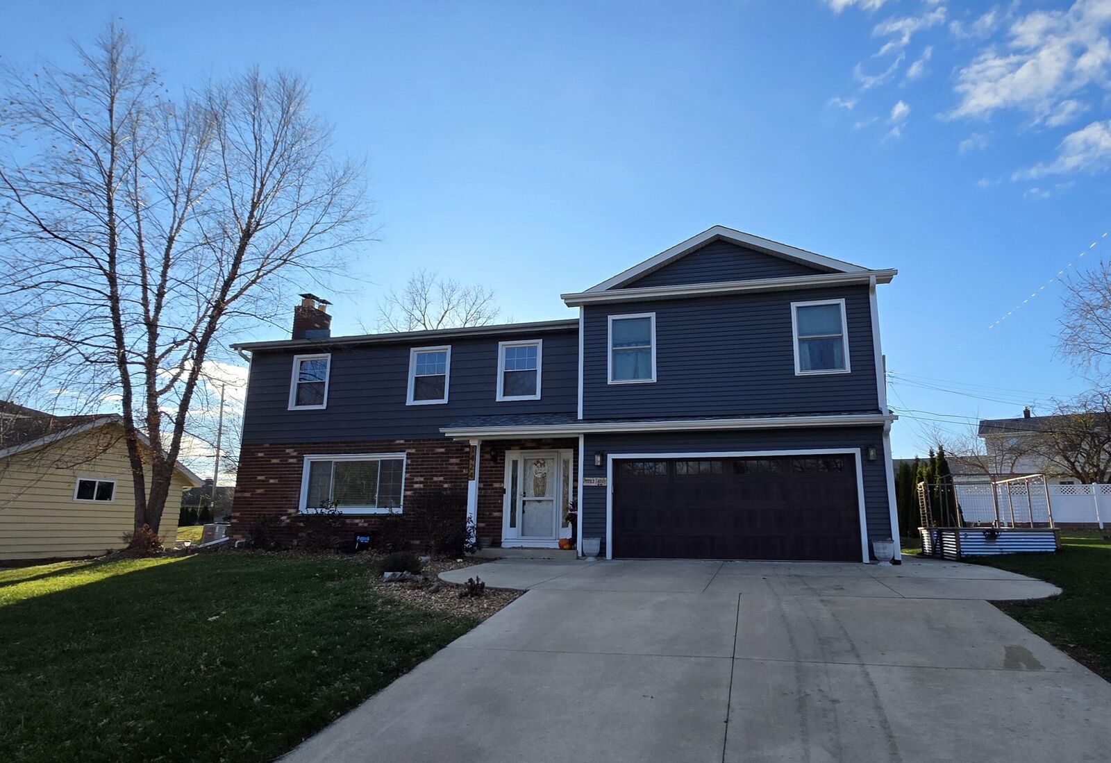 Property Photo:  1424 Hickory Way  WI 53405 