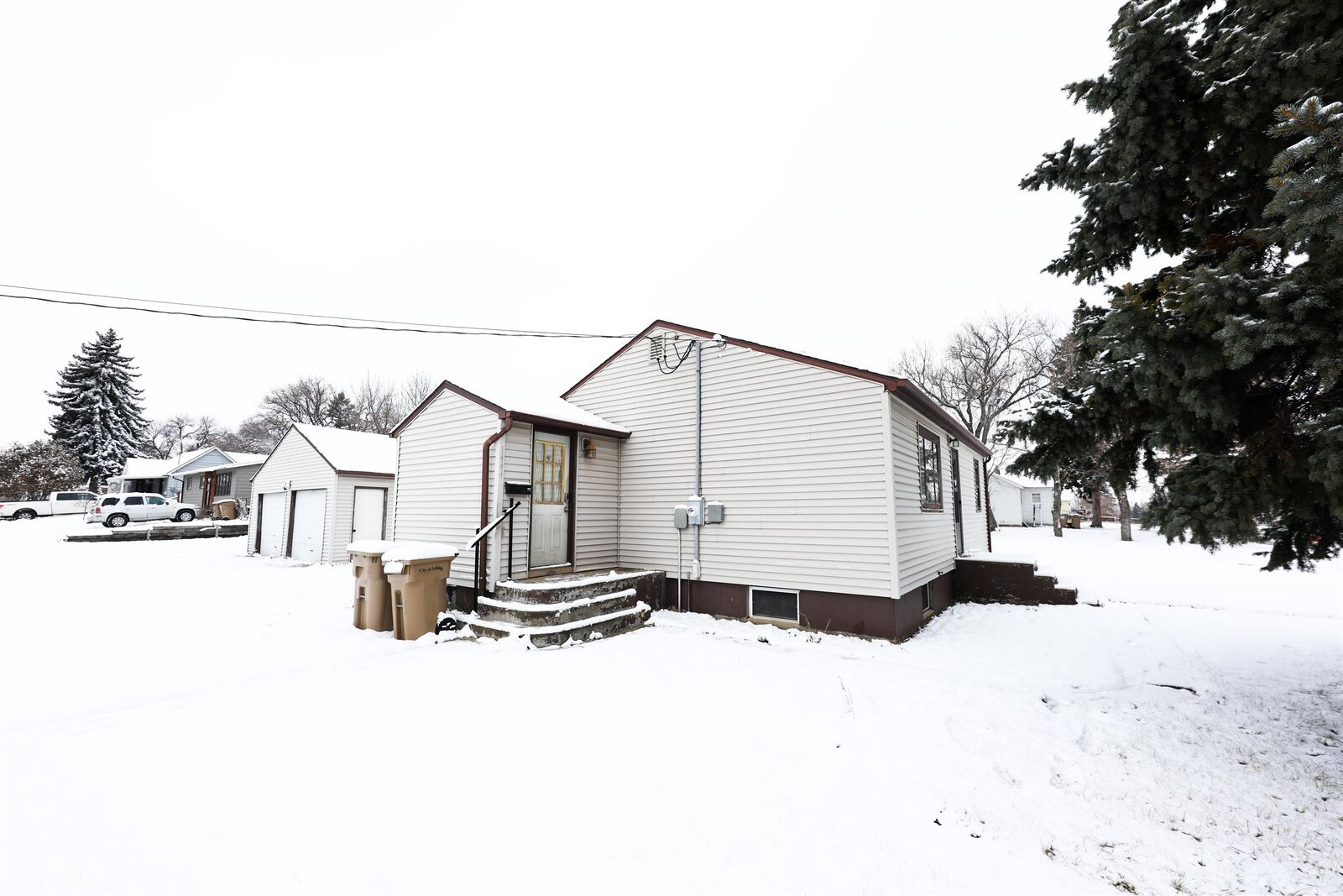 Property Photo: 1444 4th St SW ND 58701