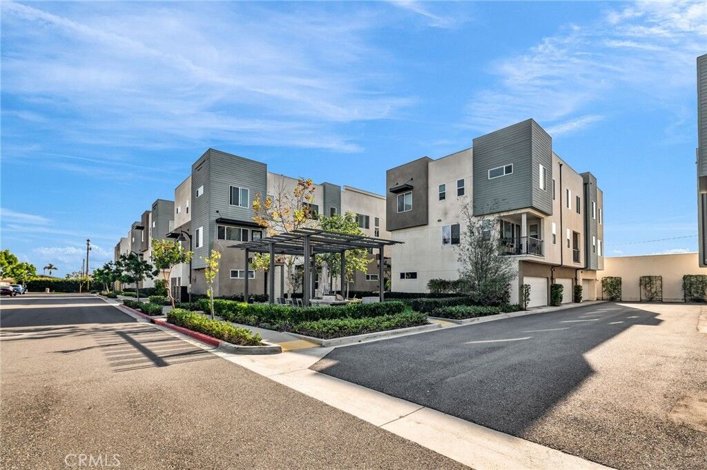 Property Photo: 318 Bridgewater 5 CA 90247