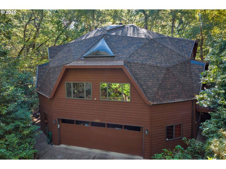 Property Photo: 434 E 39th Ave OR 97405