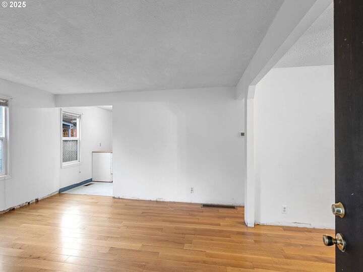 Property Photo:  6009 SE 138th Pl  OR 97236 