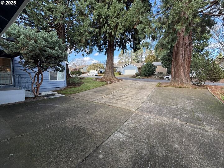 Property Photo:  890 Alvina St SE  OR 97306 