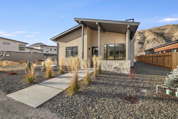 Property Photo:  820 N 1st Ave  ID 83333 