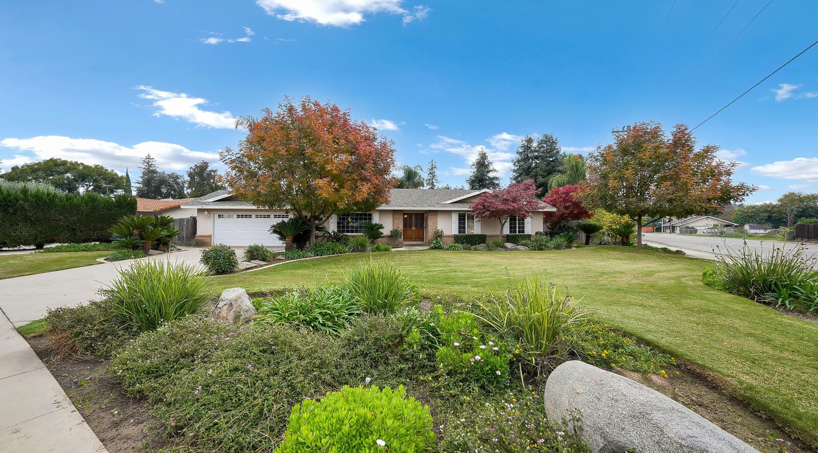 Property Photo:  2113 E Paradise Avenue  CA 93292 